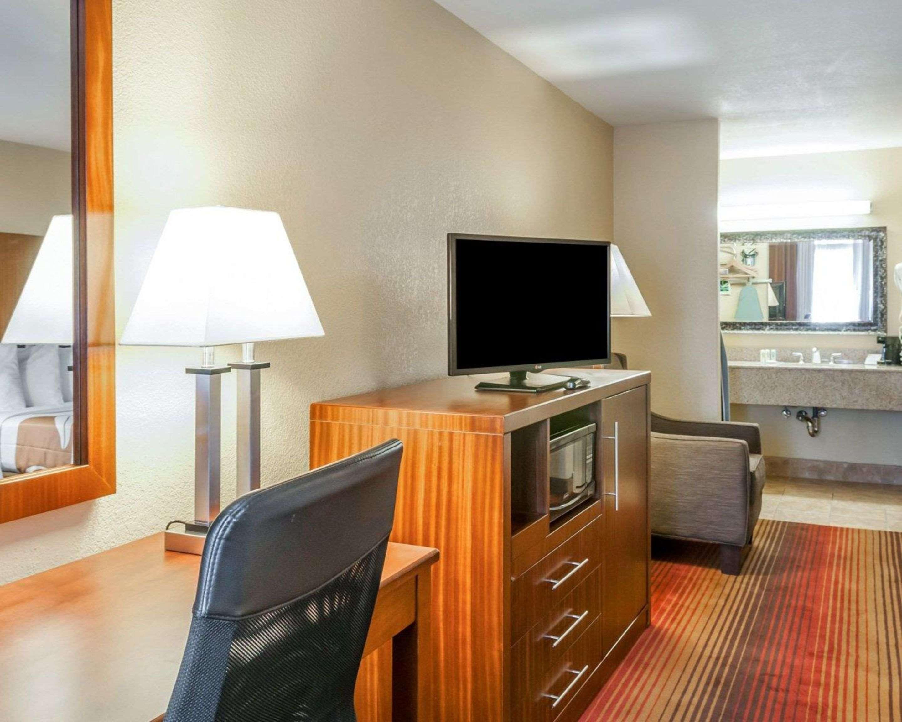 Quality Inn & Suites Albuquerque West Exterior photo
