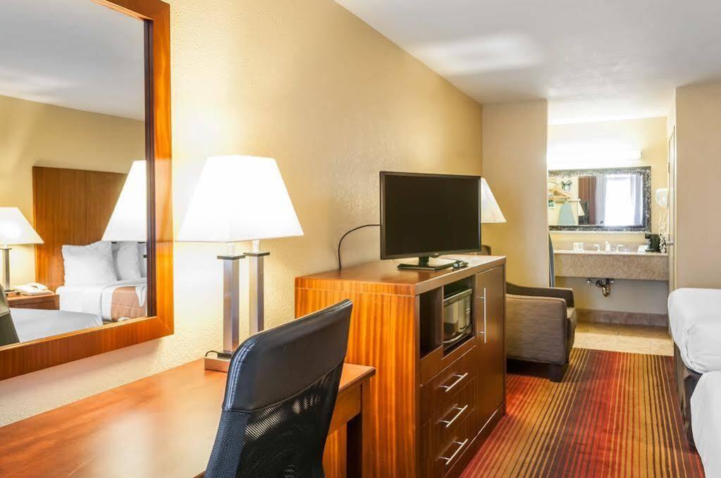 Quality Inn & Suites Albuquerque West Exterior photo